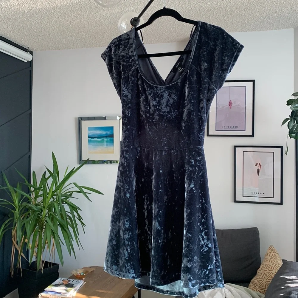 Blue crossed back velvet Dress - Picture 3 of 5